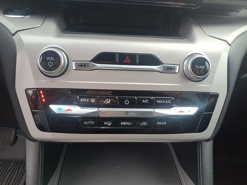 Used 2023 Ford Explorer XLT image 19