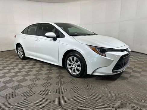 Used 2025 Toyota Corolla LE image 2
