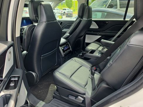 Used 2025 Lincoln Aviator Reserve w/ Equipment Group 201A AWD/4WD image 3