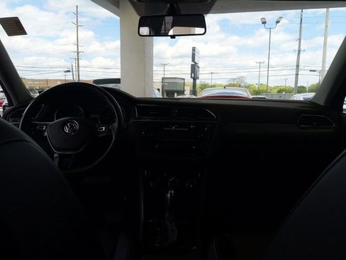 Used 2021 Volkswagen Tiguan SE FWD image 14