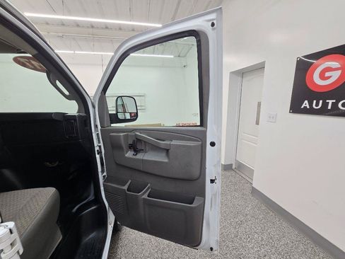 Used 2017 Chevrolet Express 2500 Extended RWD image 23