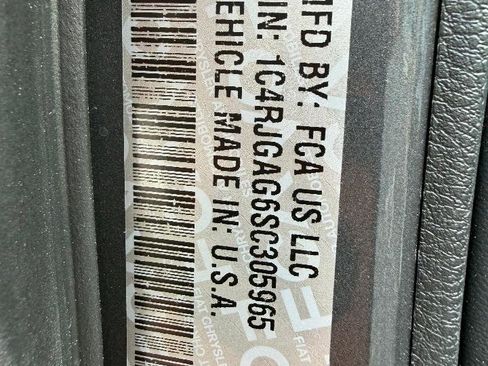 Used 2025 Jeep Grand Cherokee Laredo X image 17