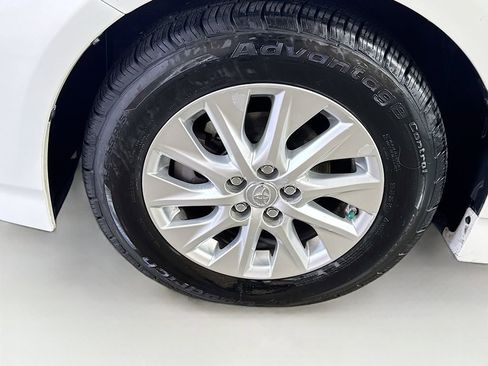 Used 2015 Toyota Prius Prime Plug-In Hybrid image 38