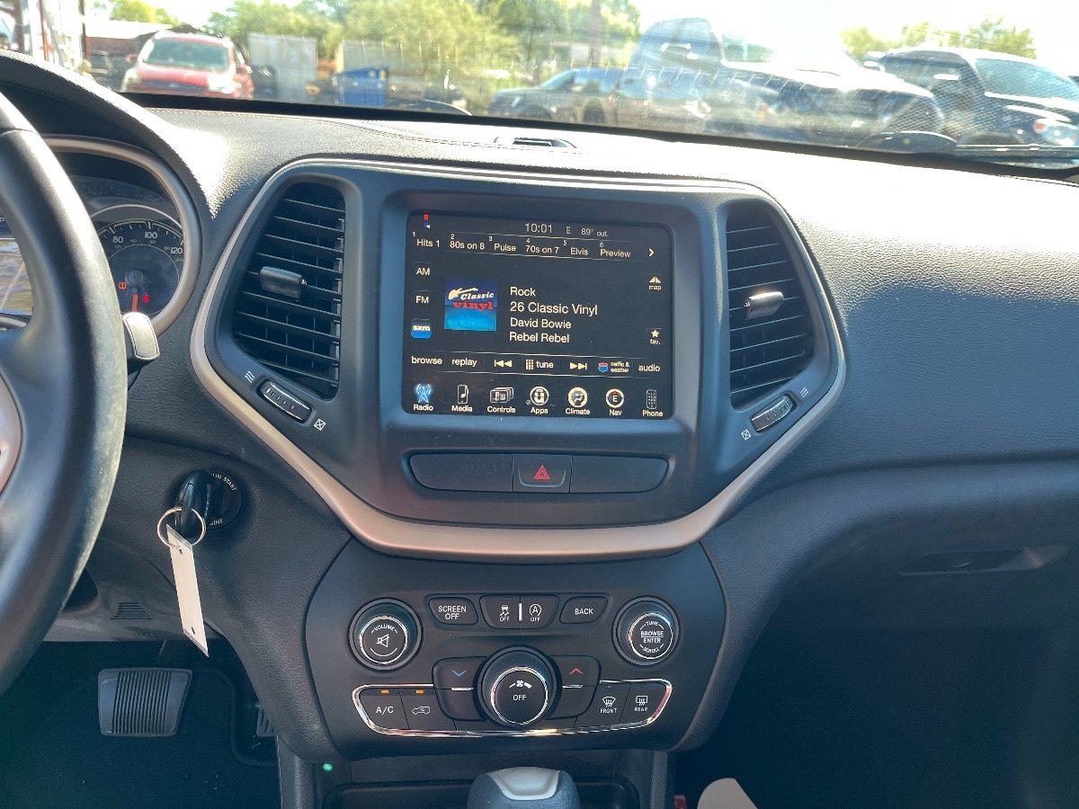Used 2017 Jeep Cherokee Latitude FWD image 9