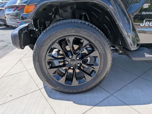 Used 2022 Jeep Wrangler Unlimited Sahara w/ Cold Weather Group AWD/4WD image 13