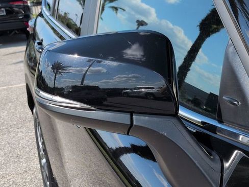 Used 2023 Toyota Highlander XLE FWD image 12