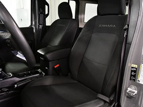 Used 2023 Jeep Wrangler Sahara image 25