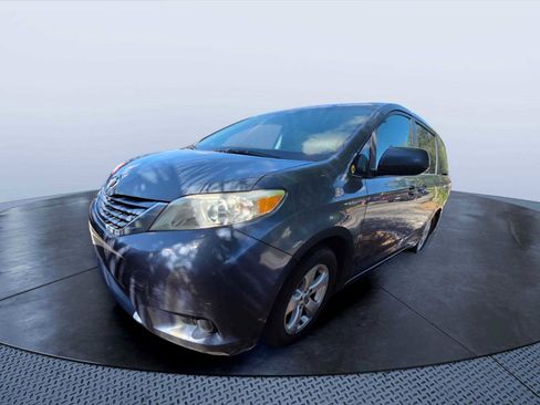 Used 2015 Toyota Sienna LE FWD image 3