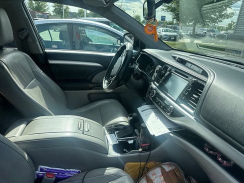 Used 2016 Toyota Highlander XLE AWD/4WD image 2