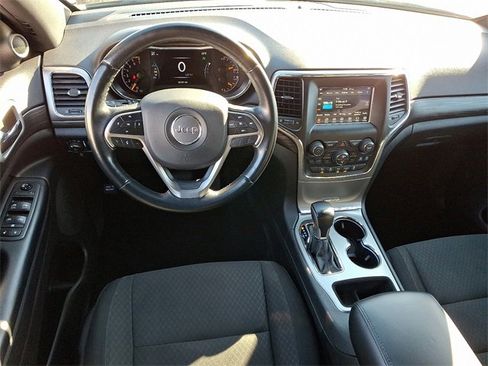 Used 2021 Jeep Grand Cherokee Laredo image 2