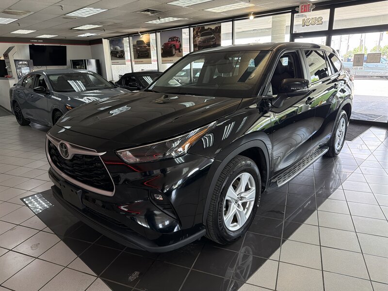 Used 2025 Toyota Highlander LE FWD image 1
