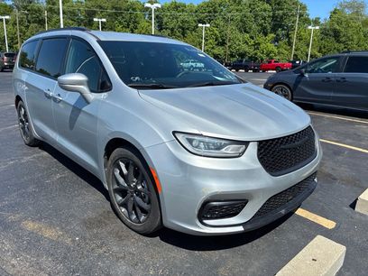 Used 2022 Chrysler Pacifica Touring-L w/ S Appearance Package