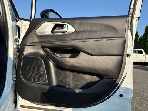 Used 2024 Chrysler Pacifica Limited FWD image 11