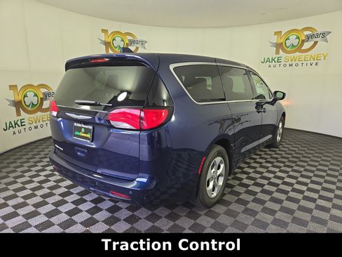 Used 2017 Chrysler Pacifica LX w/ Tire & Wheel Group FWD image 9