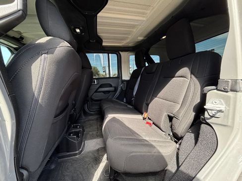 Used 2018 Jeep Wrangler Unlimited Sahara AWD/4WD image 14