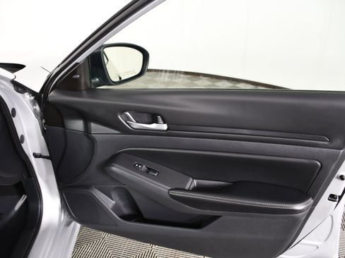 Used 2024 Nissan Altima 2.5 SV FWD image 38