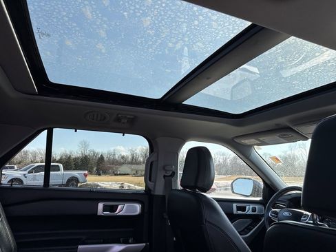 Used 2024 Ford Explorer Limited w/ Limited Technology Package image 3