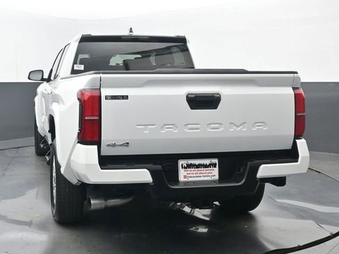 Used 2025 Toyota Tacoma SR5 AWD/4WD image 17