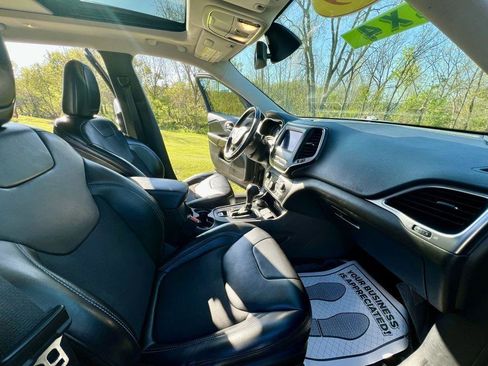 Used 2019 Jeep Cherokee Latitude Plus w/ Comfort/Convenience Group AWD/4WD image 7