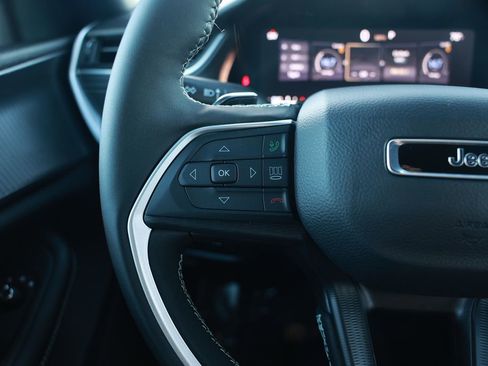 New 2025 Jeep Grand Cherokee Altitude image 17