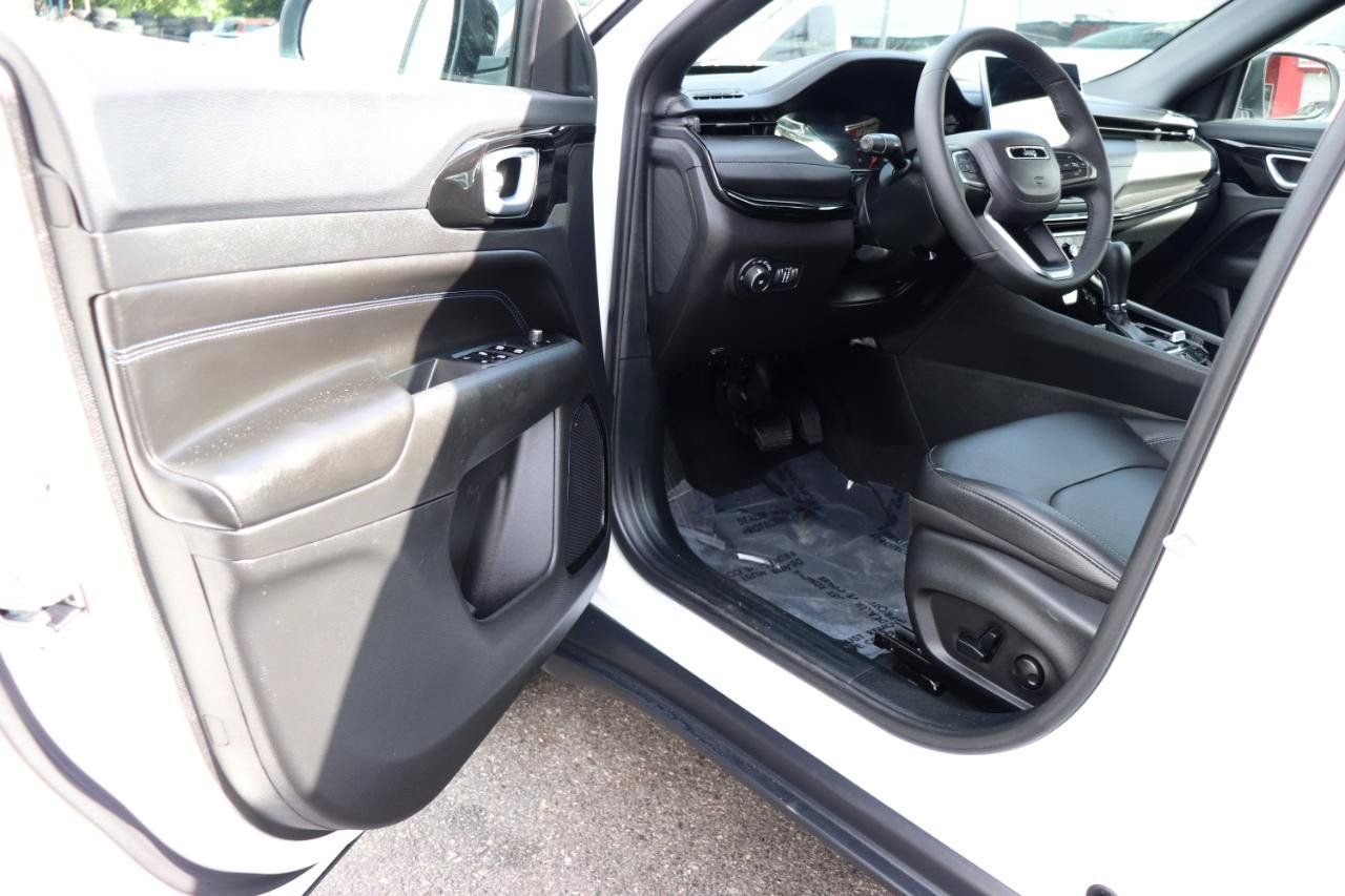 Used 2026 Jeep Compass Limited AWD/4WD image 9