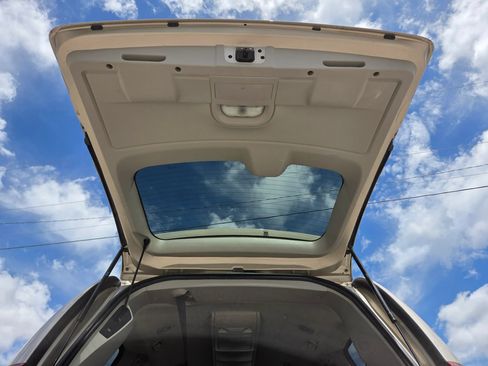Used 2016 Chrysler Town & Country Touring FWD image 17