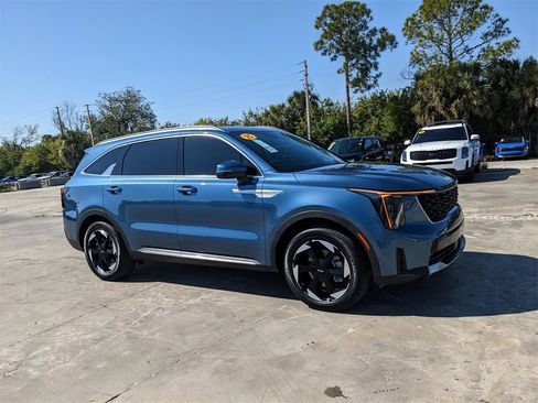 Certified 2025 Kia Sorento EX image 3