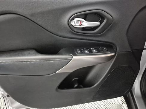 Used 2019 Jeep Cherokee Latitude w/ Cold Weather Group FWD image 15
