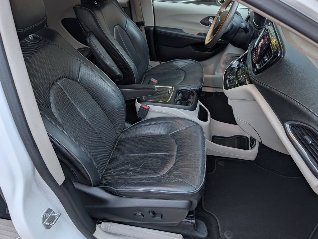 Used 2018 Chrysler Pacifica Limited FWD image 18