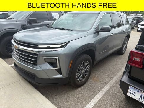 Used 2025 Chevrolet Traverse LT w/ Driver Confidence Package FWD image 3