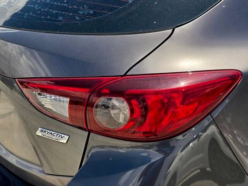 Used 2018 MAZDA MAZDA3 Touring FWD image 9