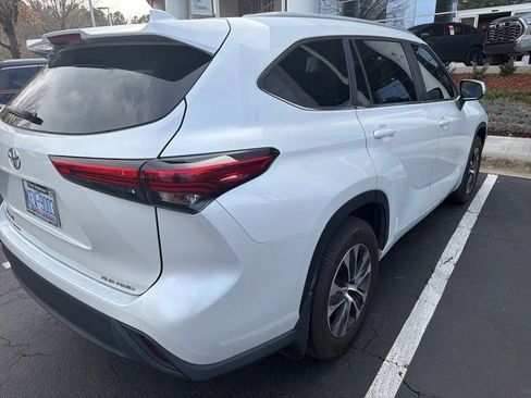 Used 2023 Toyota Highlander XLE AWD/4WD image 11
