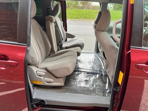 Used 2014 Toyota Sienna LE FWD image 15