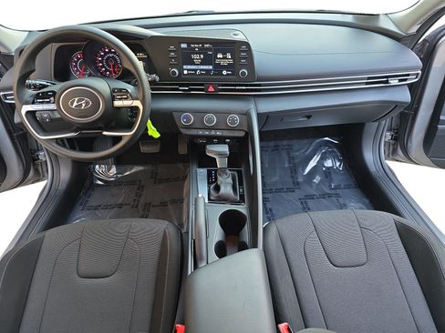 Used 2023 Hyundai Elantra SE image 9