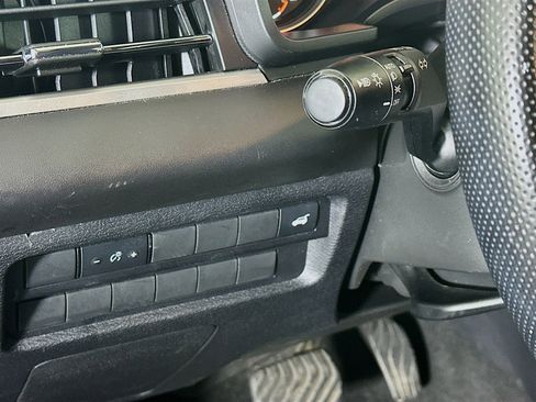 Used 2024 Mitsubishi Outlander SE image 17