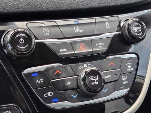 Used 2022 Chrysler Pacifica Touring-L FWD image 16