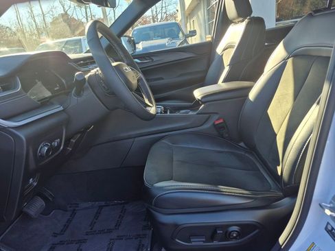 Used 2025 Jeep Grand Cherokee L Laredo image 14