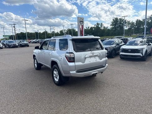 Used 2016 Toyota 4Runner SR5 AWD/4WD image 7