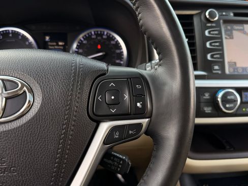 Used 2019 Toyota Highlander Limited Platinum FWD image 34