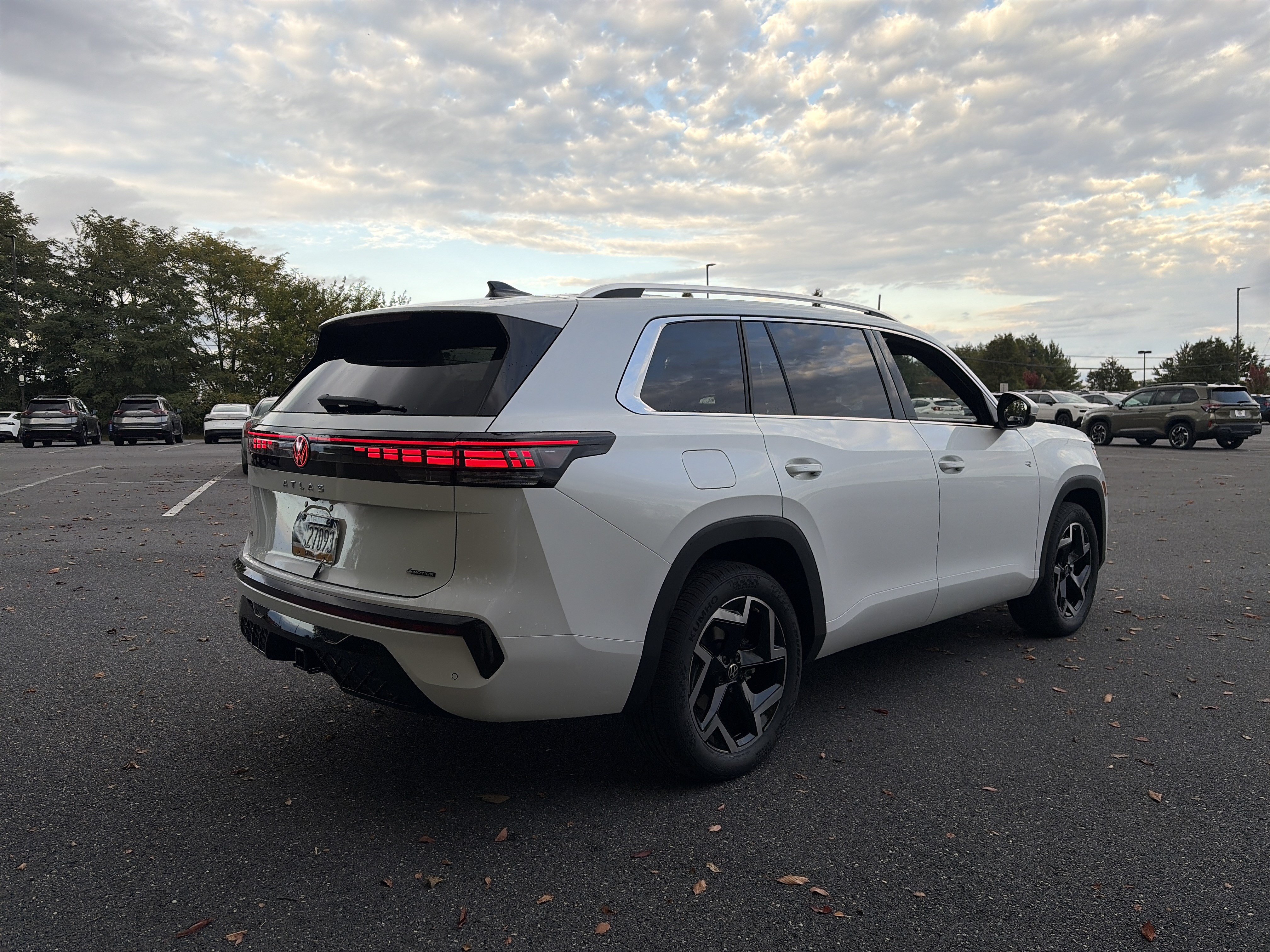 New 2027 Volkswagen Atlas SEL R-Line AWD/4WD image 4