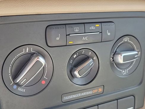 Used 2013 Volkswagen Beetle 2.5 image 30