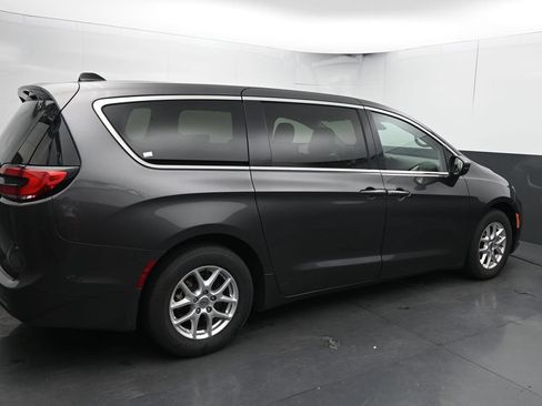 Used 2023 Chrysler Pacifica Touring-L FWD image 12