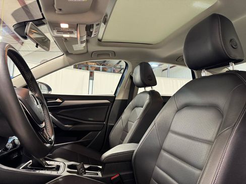 Used 2021 Volkswagen Jetta SE w/ SE Cold Weather Package image 18