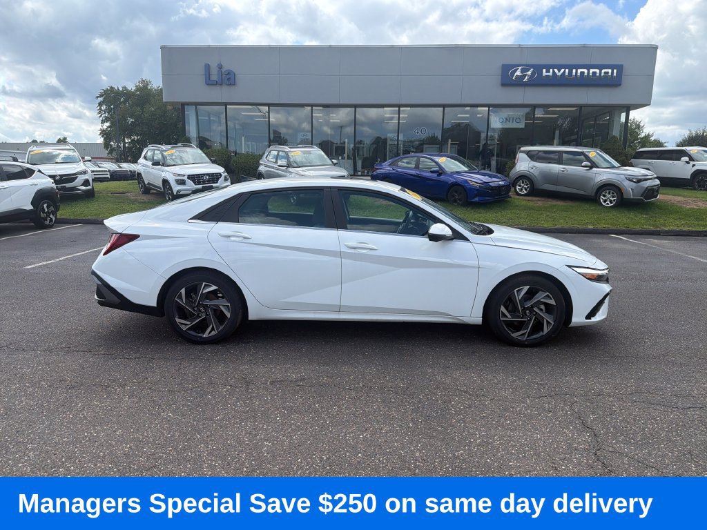 Used 2024 Hyundai Elantra Limited FWD image 3