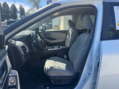 Used 2025 Nissan Rogue SV image 29