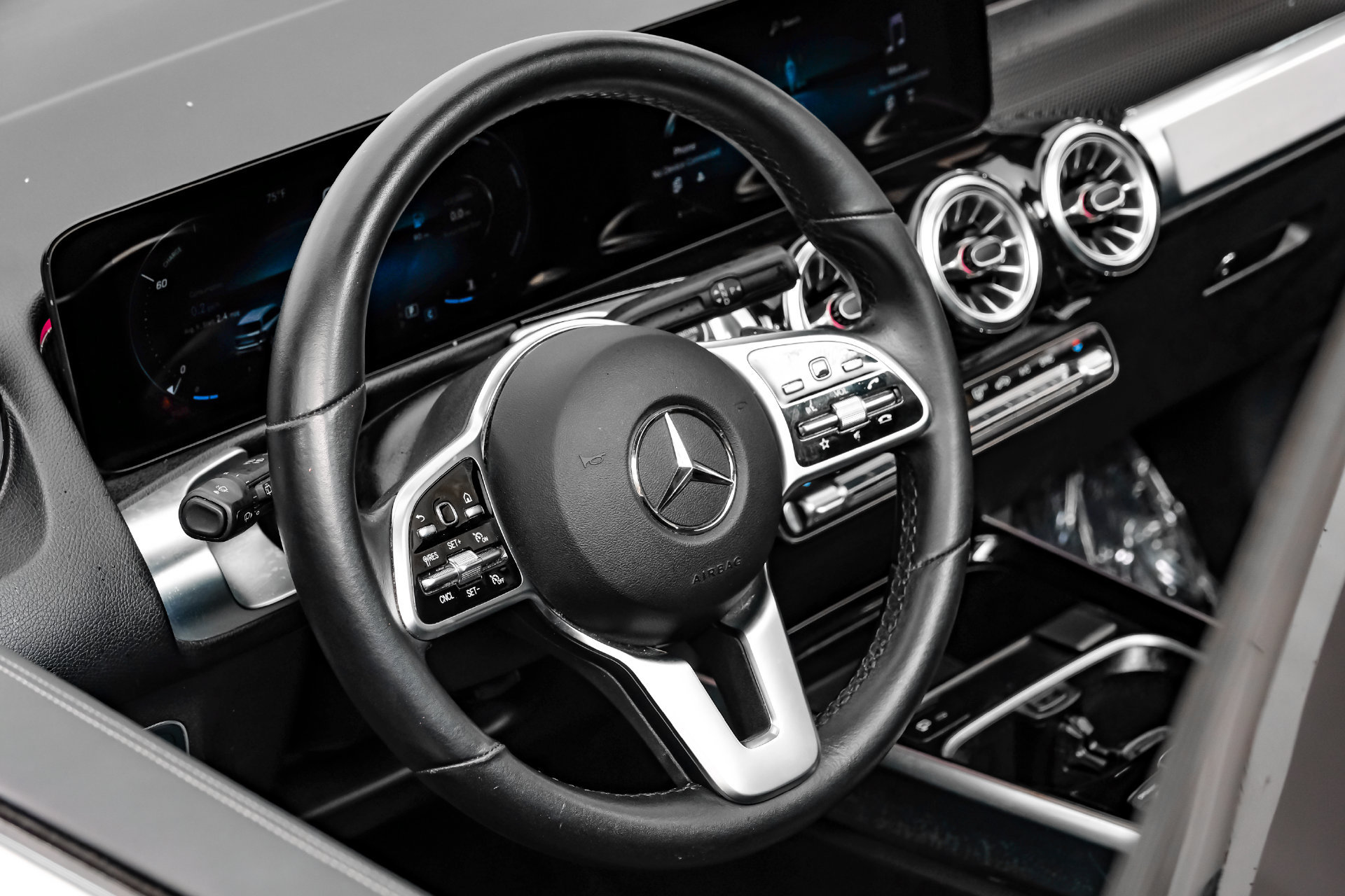 Used 2023 Mercedes-Benz GLB 250 w/ Premium Package image 20
