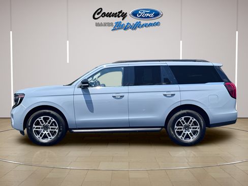 Used 2025 Ford Expedition Active RWD image 3