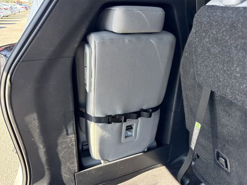 Used 2025 Toyota Sienna LE image 34