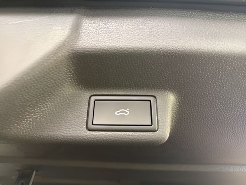 New 2025 Volkswagen ID. Buzz Pro S RWD image 22