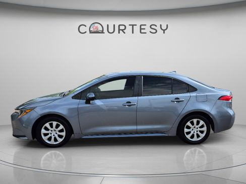 Used 2024 Toyota Corolla LE FWD image 2